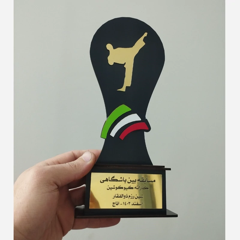 تندیس چوبی طرح کاراته (پس کرایه)