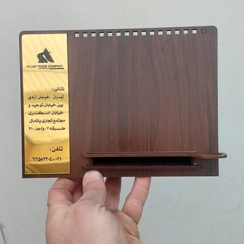 تقویم رومیزی چوبی (پس کرایه)